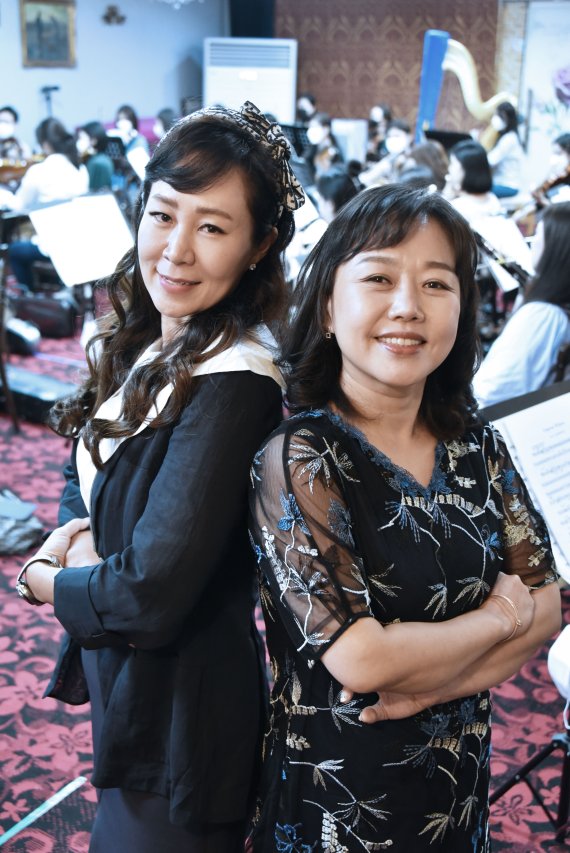 오페레타 '박쥐'에 출연하는 소프라노 박혜진(왼쪽)과 이현 / 사진=서동일 기자
