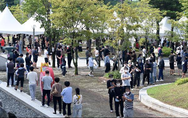 선별진료소에서 코로나19 진단검사를 받으로 온 시민들이 차례를 기다리고 있다./사진=조선일보 DB