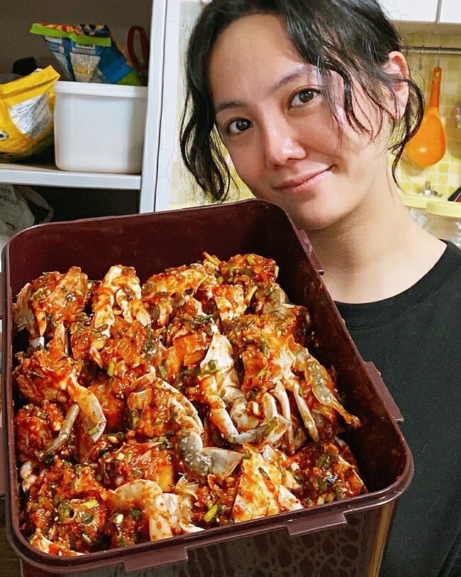 Actor Go Eun-ah boasted an extraordinary food scale and focused attention on netizens.On the 23rd, Go Eun-ah posted several photos of his personal Instagram, including Hyojin Mamma Spice Cake and adding crab emoticons.Go Eun-ah in the public photo is taken with a seasoned crab that he has been groomed directly, especially his food skill and a huge amount of spiced crabs.The netizens who saw this were various reactions such as It is really delicious, Hyojin ... , I am the world and What the hell can not you do?Meanwhile, Go Eun-ah is communicating with fans by running YouTube channel Bangane with her younger brother, singer Mir.He is also appearing on Channel A entertainment Legend Music Classroom - Lala Land.iMBC  Photo Source Go Eun-ah Instagram