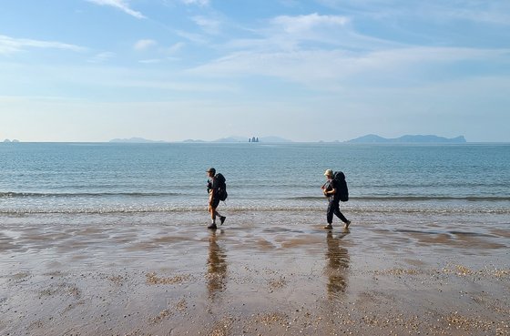 물 빠진 큰말해변을 걷고 있는 치도와 채울. 손민호 기자, [중앙포토]