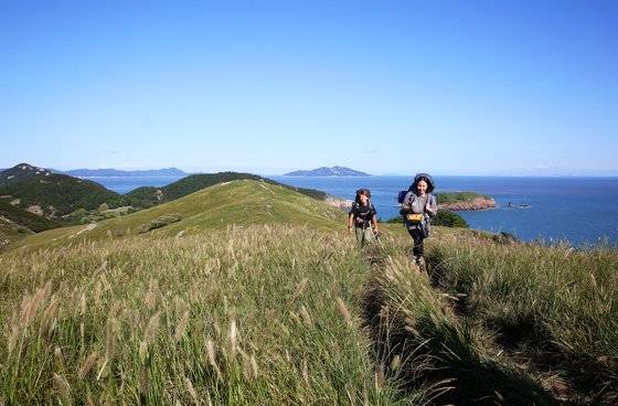 굴업도는 인천에서 최소 3시간 걸리는 먼 섬이다. 이 먼 섬으로 전국에서 배낭 짊어진 백패커가 몰려든다. 특히 섬 남쪽 개머리언덕은 백패킹 성지로 통한다. 유튜버 ‘치도(오른쪽)’, 백패커 ‘채울’과 함께 성지를 순례하고 왔다. 손민호 기자