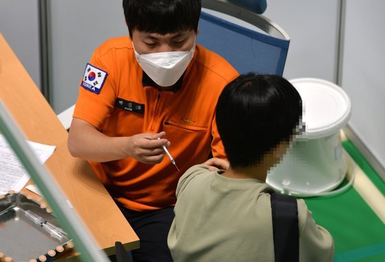 지난달 대전의 한 접종센터에서 고3 학생이 화이자 백신 2차 접종을 받고 있는 모습. [프리랜서 김성태]