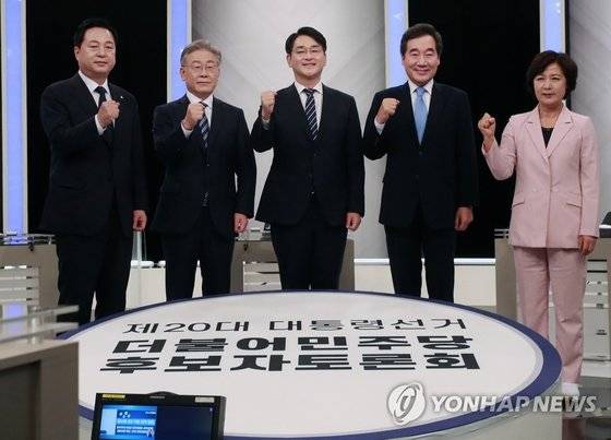 24일 오후 부산 KBS부산에서 열린 더불어민주당 대선 경선 후보자 토론회에서 후보들이 기념사진을 찍고 있다. 왼쪽부터 김두관, 이재명, 박용진, 이낙연, 추미애 후보. 연합뉴스