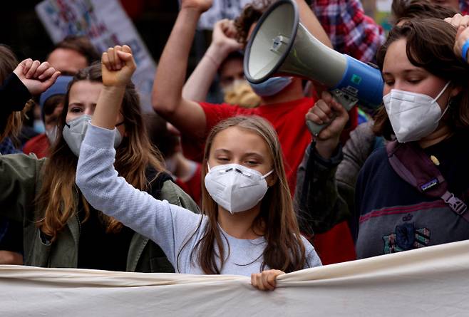 스웨덴 기후활동가 그레타 툰베리가 24일 베를린 국회의사당 앞에서 열린 기후파업 시위에 참석했다. 베를린|EPA연합뉴스