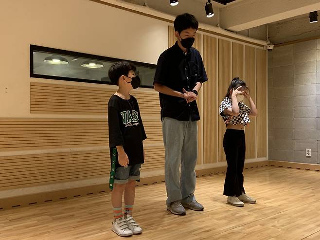 Lee Yu-chan (left), 9, and Woo Seo-yul, 8, get vocal training. (Park Jun-hee/The Korea Herald)