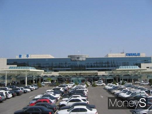 국토교통부가 무안공항과 광주 민간공항 통합 이전 시기를 광주 군공항 이전 추진상황 등을 고려해 결정하기로 했다. 광주공항/머니S DB