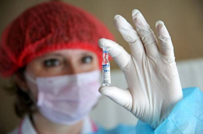 러시아 의료진이 자국에서 개발된 ‘스푸트니크V’ 백신을 들어보이고 있다. 세계일보 자료사진