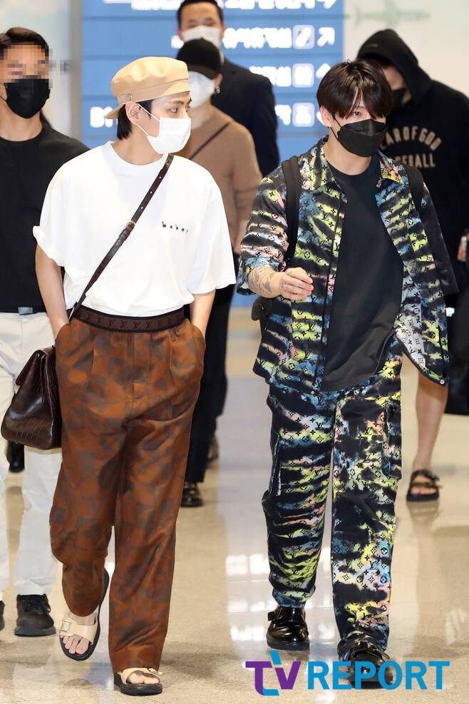 Group BTS (BTS) V and Jungkook arrived at Incheon International Airport on the morning of the 24th after completing related overseas schedules such as the 76th UN General Assembly held in New York, USA.