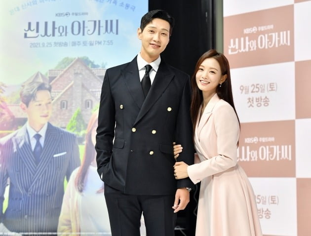 Actor Lee Se-hee, a new artist with no name, no face, broke through the 500-1 competition rate and took the KBS2 WeekendDrama lead role.It is the first time since his debut in 2016, and he is interested in whether he can emerge as a new Cinderella in the house theater.Gentleman and young lady, which will be broadcasted on the 25th, is a drama about the turbulent story that happens when Gentleman and young lady meet to fulfill their responsibilities and happiness in the follow-up to OK photon.Lee Se-hee will play the role of a poor but bright and strong-minded resident tutor, Park Dan-dan, and will draw a romance with Ji Hyun Woo, a father of three children.For the public, the name of Actor Lee Se-hee is inevitable.He has appeared mainly in web dramas such as Fall Next Spring, Phone Wibok, Dessert Day, Dirty Love Story, Yeonnam-dong Kiss Shin, and in movies such as Youth Police, Dogs, Midnight, Drama If You Think Youre Talking to Her, Imong Because I hit.It is TVN Mokyo Drama Sweet Doctors Season 2 (hereinafter referred to as Sweet Doctors 2) that the public remembers Lee Se-hees face.This is an emergency medicine fellow who showed interest in Yang Jung-won (Yoo Yeon-seok), who is dating Jang Winter (Shin Hyun-bin).In Lee Se-hee in Seului-saeng 2, Jang So-ye grabbed Yang Jung-won, who met him in the hospital hallway, and asked him to buy coffee, but handed him a nameplate and laughed at the stabilizer who was hitting the wall with his embarrassed eyes.He also handed an umbrella to Yang Seok-hyung (Kim Dae-myung) and Yang Seok-hyungs ex-wife Yoon Shin-hye (Park Ji-yeon) saying that there is a lot of snow.While caring for the patient meticulously, he played a role as a new Stiller with his unique bright charm and wrong conversation.He was chosen as the heroine who will lead the 50-part long journey. The pressure will be great as the expectation of fresh face increases.Lee Se-hee said, At first, Dandan auditioned as a cousin brother, and when I came to the second audition, it was the main character. I was able to audition easily because I was thinking about writing a new person like me.I did not believe it after receiving the pass call. I will work hard so that I will not be a part of the work until the end. Ji Hyun Woo also expressed his expectation about breathing with Lee Se-hee, saying, It is the first Main actor, so it seems to show unfinished real, charms coming from unfamiliar.This unconventional casting is a double-edged sword for Lee Se-hee.It is a WeekendDrama that guarantees ratings, so it can be a good opportunity to announce the name Lee Se-hee, but it is because it has to be evaluated coldly among the actors who are so called.It is noteworthy that Lee Se-hee, who has been pierced by the high competition rate, will show stable acting ability and romance chemistry and will be reborn as a 2021 rising star.