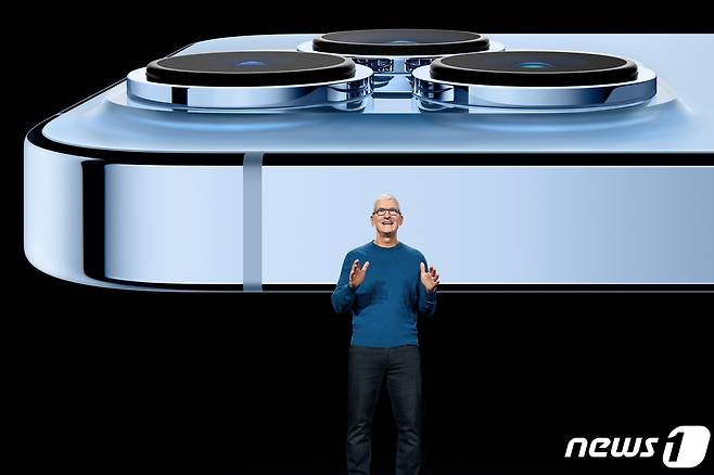 (서울=뉴스1) 김정현 기자 = 애플이 지난 14일(현지시간) 공개한 아이폰13 시리즈 중 아이폰13미니를 제외한 모든 모델이 더 작은 배터리 용량에도 갤럭시S21울트라를 앞선다는 테스트 결과가 나왔다. 팀 쿡 애플 CEO가 14일(현지시간) 캘리포니아 쿠퍼티노 애플파크에서 스페셜 애플 이벤트를 통해 아이폰 13 프로를 소개하고 있다. © 로이터=뉴스1