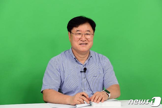 지난 14일 오후 뉴스1 부산경남본부 스튜디오에서 김우룡 동래구청장이 인터뷰를 하고 있다.(동래구청 제공)© 뉴스1