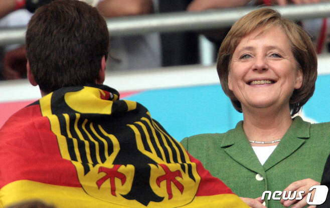 2006년 6월 24일 독일 뮌헨 월드컵경기장에서 열린 독일월드컵 독일-스웨덴 경기를 앙겔라 메르켈 총리가 관중석에서 관람하는 모습. © AFP=뉴스1 © News1 최서윤 기자