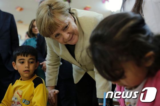 앙겔라 메르켈 독일 총리가 2016년 4월 23일 (현지시간) 시리아와 국경도시인 터키 가지안테프의 난민캠프를 방문하여 유치원생들과 얘기를 나누고 있다.© AFP=뉴스1 © News1 우동명 기자