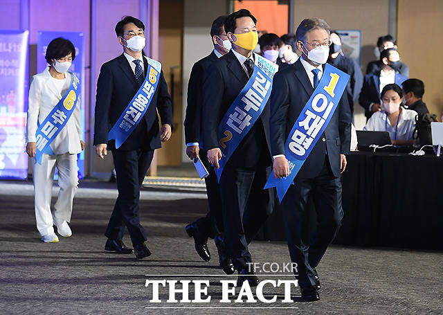 더불어민주당 대선 후보 선출을 위한 광주·전남 합동연설회가 25일 오후 광주 서구 김대중컨벤션센터에서 열린 가운데, 후보들이 입장하고 있다.