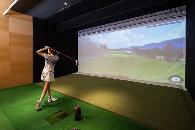 호텔 서울드래곤시티는 ‘스크린 골프 패키지’를 판매하고 있다. /호텔 서울드래곤시티 제공
