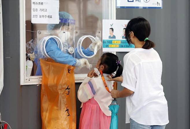 추석 당일인 21일 서울역 광장에 마련된 신종 코로나바이러스 감염증(코로나19) 임시선별검사소에서 한복을 입은 한 어린이가 검사를 받고 있다. 연합뉴스 제공