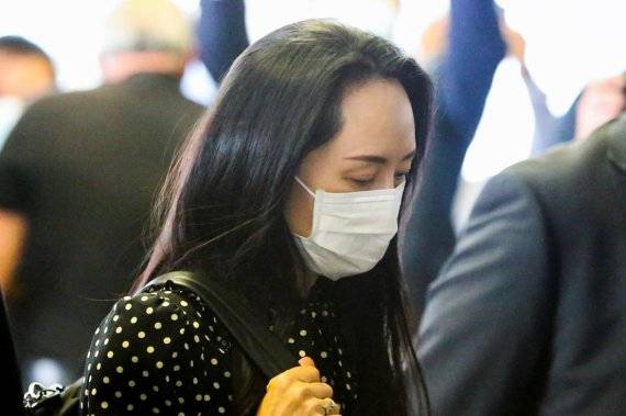 멍완저우 중국 화웨이 최고재무책임자(CFO)가 24일(현지시간) 캐나다 밴쿠버의 브리티시컬럼비아주 대법원에 증언을 위해 들어사고 있다. 로이터뉴스1