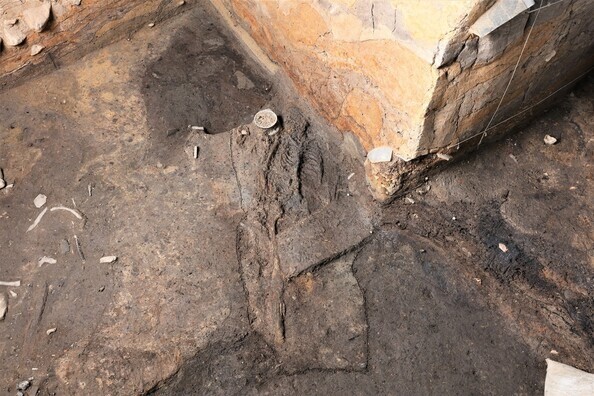 Remains of a woman who was a victim of human sacrifice found in the base soil layer of the western palace wall at the Wolseong site (provided by Gyeongju National Research Institute of Cultural Heritage)