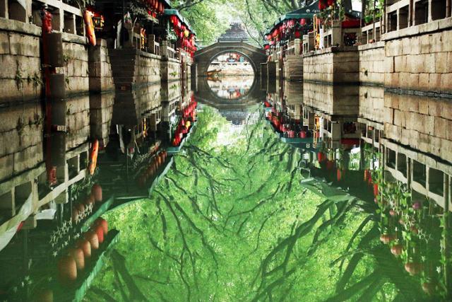 강남 수향의 한 곳인 쑤저우시 퉁리의 어행교(魚行橋)에서 바라본 풍경. 주변 건물과 나무가 수로에 반영된 모습이 현실과 구분이 어려울 정도다. ⓒ최종명