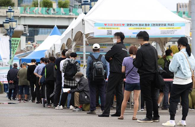 25일 오전 서울역 광장에 마련된 중구임시선별검사소에서 시민들이 검사를 받기 위해 기다리고 있다. 연합뉴스