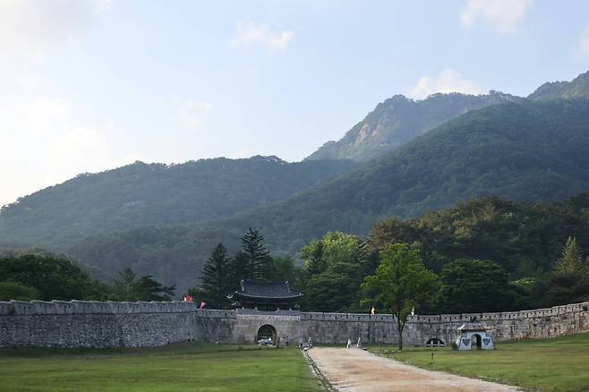 The fortress walls at the First Gate at the Mungyeongsaejae Provincial Park. ©2021 Hyungwon Kang