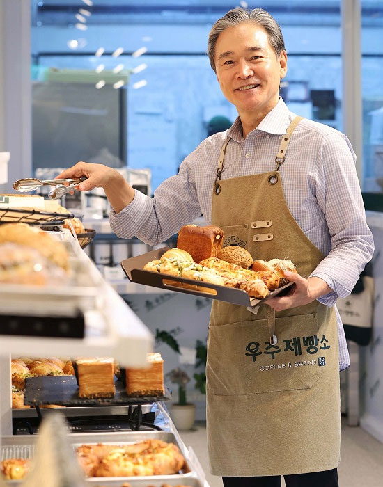 배우 정보석이 우주제빵소 빵을 손에 들고 포즈를 취하고 있다. <한주형 기자>