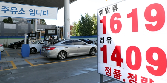 전국의 주유소 휘발유 가격이 6주 만에 소폭 상승한 것으로 나타났다. 서울 광진구 한 주유소에 휘발유 가격이 적혀있다. /사진=뉴스1