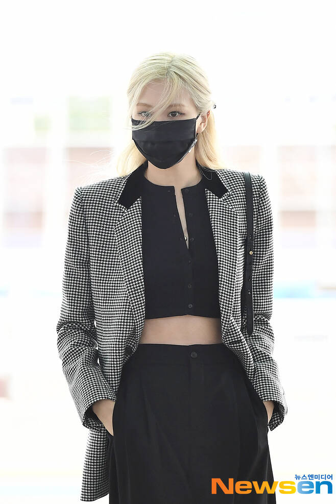 BLACKPINK members Rosé (Rosé) and Jisu (JISOO) are leaving for Paris, France to attend the 2022 S/S Milan and Paris Fashion Week schedules through the second passenger terminal at Incheon International Airport in Unseo-dong, Jung-gu, Incheon, on the afternoon of September 25.