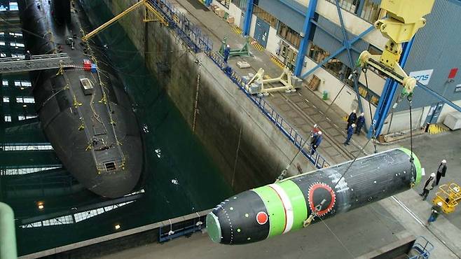 프랑스의 M51 잠수함발사탄도미사일(SLBM)이 기중기에 실려 이동하고 있다. 세계일보 자료사진