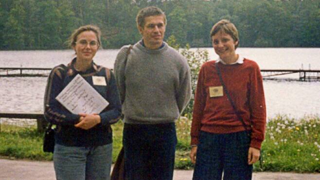 1989년 여름- 독일 통일 한 해 전에 화학도 메르켈(왼쪽부터)과 말고자타 제지오르스카, 나중에 메르켈과 결혼한 호아킴 사우어가 폴란드에서 대학 섬머스쿨을 하면서 포즈를 취하고 있다.AFP 자료사진
