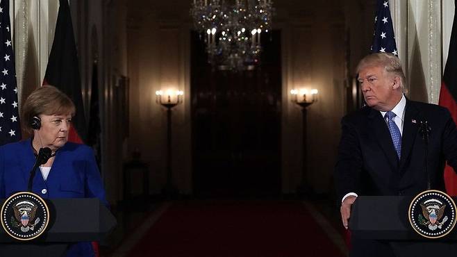 2018년 4월- 도널드 트럼프 미국 대통령과 메르켈 총리가 백악관 이스트룸에서 정상회담을 가진 뒤 나란히 기자회견에 임하고 있다. 늘 트럼프 대통령과는 의견이 맞지 않았다.게티이미지 자료사진