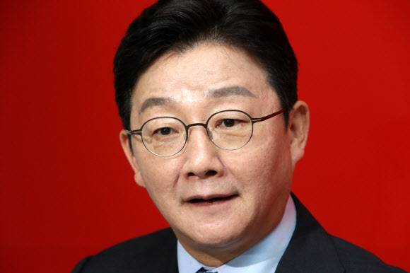 유승민, 광주서 지역 공약 설명 - 국민의힘 대선 경선 후보인 유승민 전 의원이 10일 오전 광주 서구 치평동 국민의힘 광주시당에서 기자들과 만나 광주·전남 지역 공약을 설명하고 있다. 2021.9.10 연합뉴스