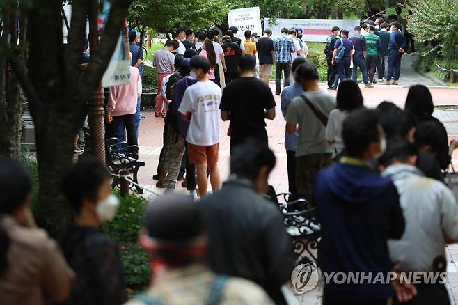 오후에도 길게 줄 선 코로나19 검사 (대구=연합뉴스) 김현태 기자 = 전국적으로 신종 코로나바이러스 감염증(코로나19)이 증가세를 보이는 가운데 24일 오후 중구 국채보상공원에 마련된 임시선별검사소에서 시민들이 검사를 받기 위해 길게 줄지어 기다리고 있다. 2021.9.24 mtkht@yna.co.kr