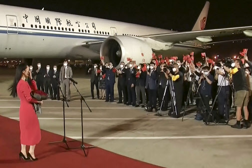 멍완저우 화웨이 부회장이 25일 저녁 중국 선전 바오안 국제 공항에 도착해 환영 인파들과 마주하고 있다.(사진=AFP)