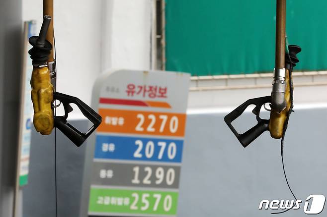 지난 8월13일 서울 시내의 한 주유소에 기름 판매 가격이 게시돼 있다. 2021.8.13/뉴스1 © News1 이승배 기자