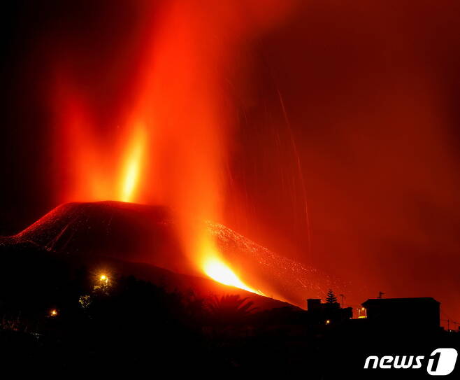 스페인 라 팔마 섬의 화산이 25일(현지시간) 또다시 폭발했다. © 로이터=뉴스1 © News1 원태성 기자