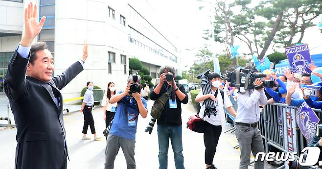 이낙연 더불어민주당 대선 예비후보가 26일 전북 완주군 우석대학교에서 열린 더불어민주당 대선 후보 선출을 위한 전북 합동연설회에 참석해 지지자들의 응원을 받으며 장내로 향하고 있다. 2021.9.26/뉴스1 © News1 유경석 기자