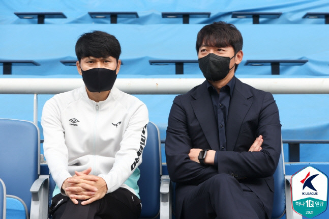 김남일(오른쪽) 성남FC 감독과 정경호 코치.제공 | 프로축구연맹