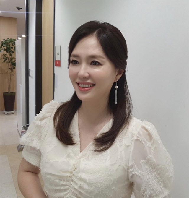 Ha Hee-ra posted a picture on his 26th day with an article entitled Thank you for today.The photo shows Ha Hee-ra, who shows off her elegant beauty in a white costume.The appearance is surprising while the age is not measured, such as smooth skin like ceramics and dense features.Meanwhile, Ha Hee-ra has one male and one female in 1993 with Choi Soo-jong and marriage. Currently, the two are KBS Mr.Hes appearing together Mr. House Husband 2.