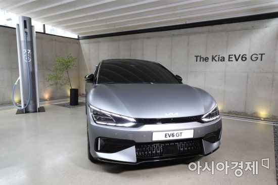 1일 서울 성동구 코사이어티에서 기아 전기차 'EV6' 실차 전시 행사가 열렸다. 내년에 출시 예정인 EV6 GT 모델이 전시돼 있다. /문호남 기자 munonam@