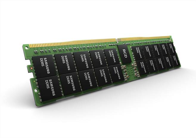 삼성전자가 업계 최초 HKMG 공정을 적용한 고용량 DDR5 메모리. /삼성전자 제공