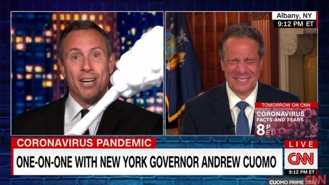 CNN 앵커 크리스 쿠오모(왼쪽)가 형 앤드류 쿠오모 뉴욕주지사를 인터뷰하며 대형 면봉으로 장난치는 모습. 쿠오모 주지사는 웃음을 참느라 얼굴을 찡그리고 있다. CNN