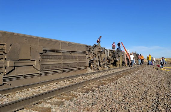 미국 서북부 몬태나주 조플린 근처에서 25일 오후 4시(현지시간)께 암트랙 여객열차가 탈선해 최소한 3명이 숨지고 수십 명이 다치는 사고가 발생했다. AP뉴시스