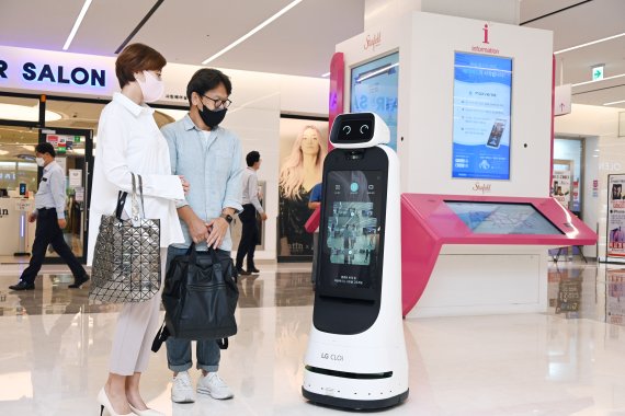 코엑스몰을 방문한 고객들이 LG 클로이 가이드봇을 체험하고 있다. LG전자 제공