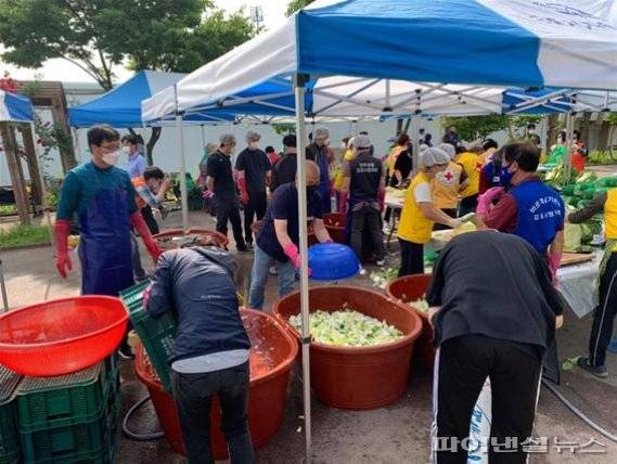김포도시관리공사 김치 담그기 자원봉사. 사진제공=김포도시관리공사