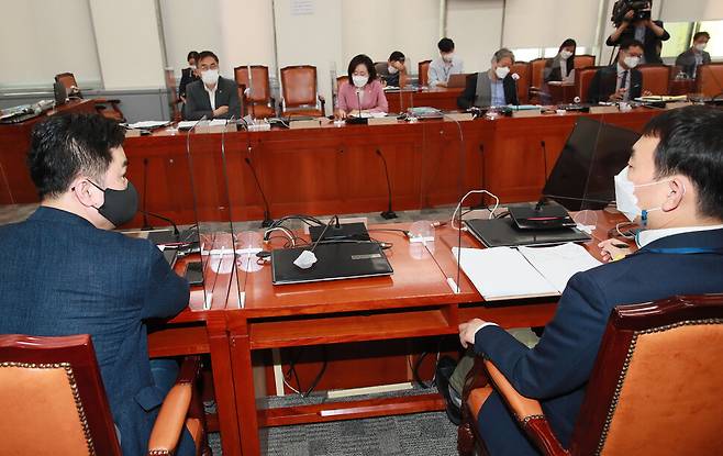 김종민 더불어민주당 의원(왼쪽)이 26일 서울 여의도 국회에서 열린 언론중재법 8인 협의체 회의에서 발언하고 있다. 공동취재사진