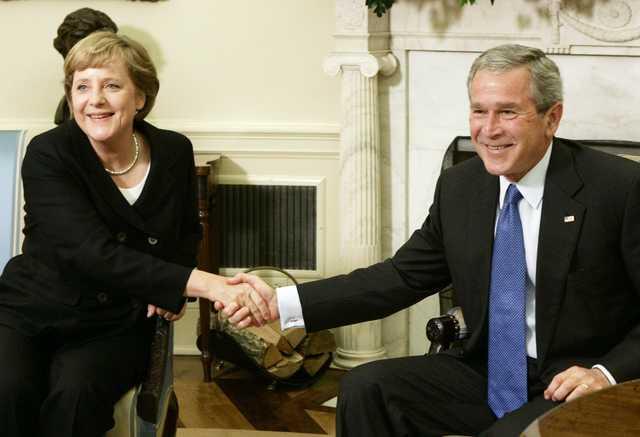 앙겔라 메르켈(왼쪽) 독일 총리가 2006년 5월 조지 W 부시 당시 미국 대통령과 워싱턴 백악관에서 정상회담을 하며 악수하고 있다. 워싱턴=로이터 연합뉴스