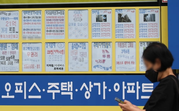 서울 송파구의 한 공인중개사에 붙은 매매 및 전세가격표 모습. /연합뉴스