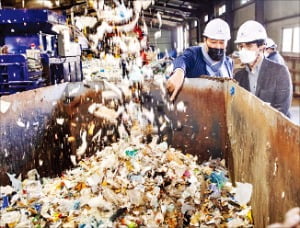 이재현 인천 서구청장(오른쪽)이 자원순환시설을 방문해 쓰레기 재활용 과정을 살펴보고 있다.  인천 서구청 제공