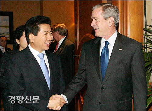 2006년 11월 18일 베트남 하노이에서 만난 노무현 대통령과 조지 W 부시 미국 대통령이 악수를 나누고 있다. 이날 정상회담에서 양국 정상은  정전체제를 평화체제로 전환하기 위힌 방안으로 종전선언 문제를 처음 협의했다./청와대 홈페이지